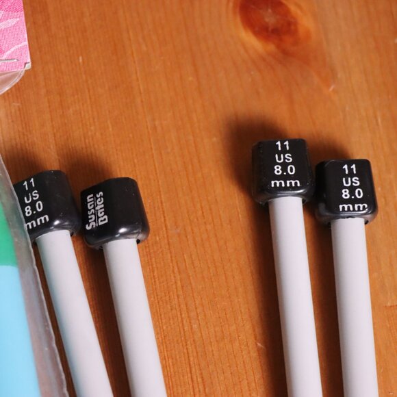 Lot of knitting needles for the avid or beginner knitter, sizes: 8, 11, 19 - Picture 6 of 9